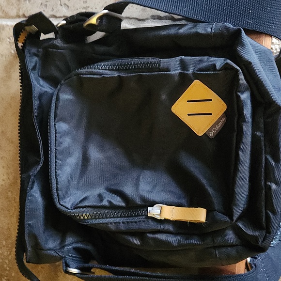 Columbia black unisex cross body bag with adjustable shoulder strap - Picture 5 of 9